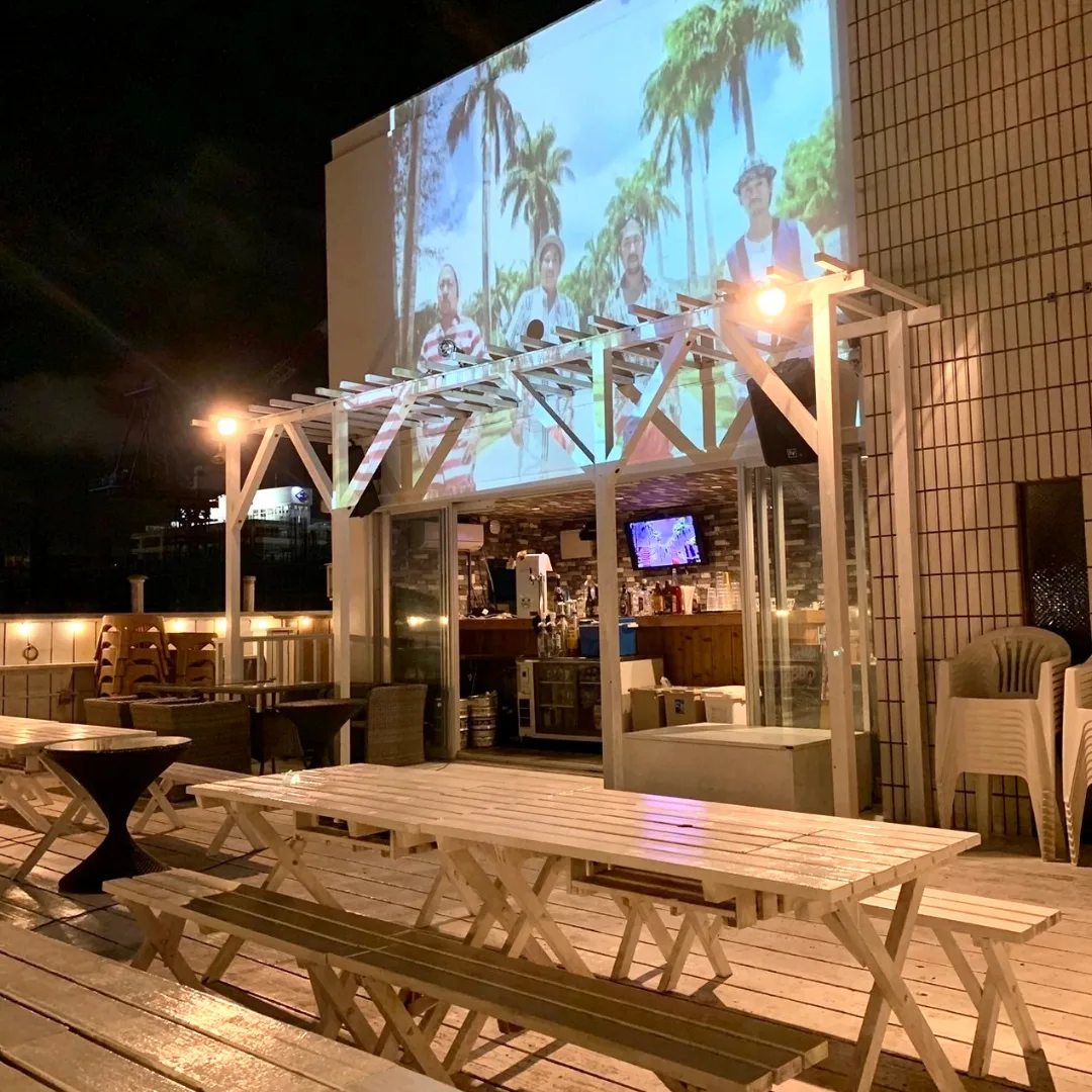 STATIONルーフトップからの那覇夜景・テラスBBQシーン